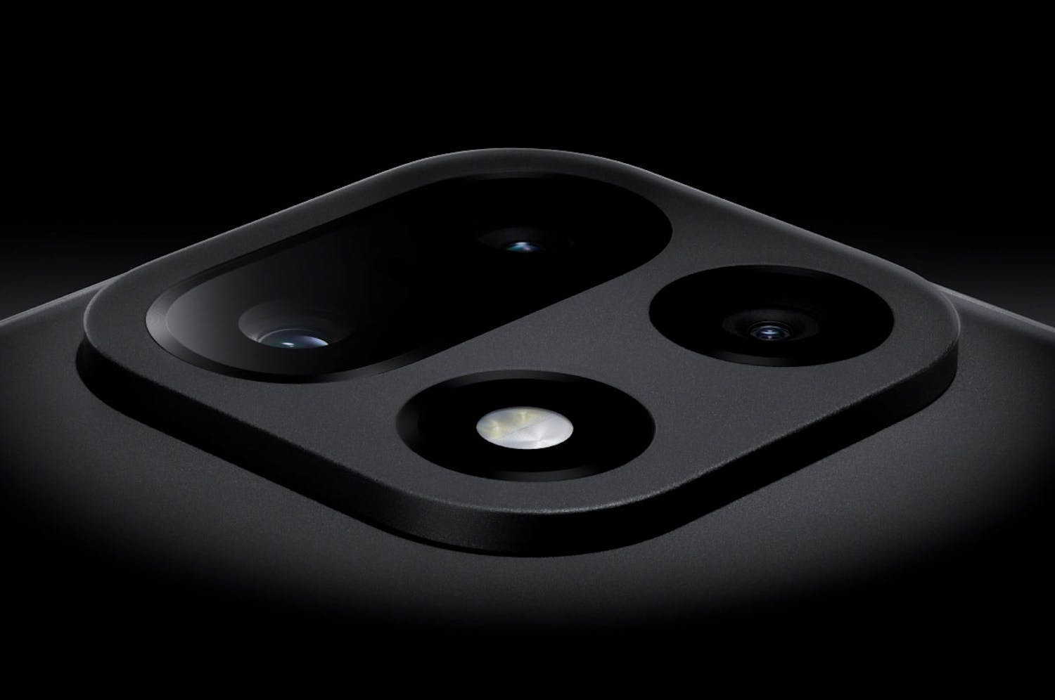 OnePlus 15 har tre kameraer med brændvidder svarende til 16 mm, 24 mm og 80 mm. Alle tre har 50 mio. pixels. OnePlus 15 har tre kameraer med brændvidder svarende til 16 mm, 24 mm og 80 mm. Alle tre har 50 mio. pixels.